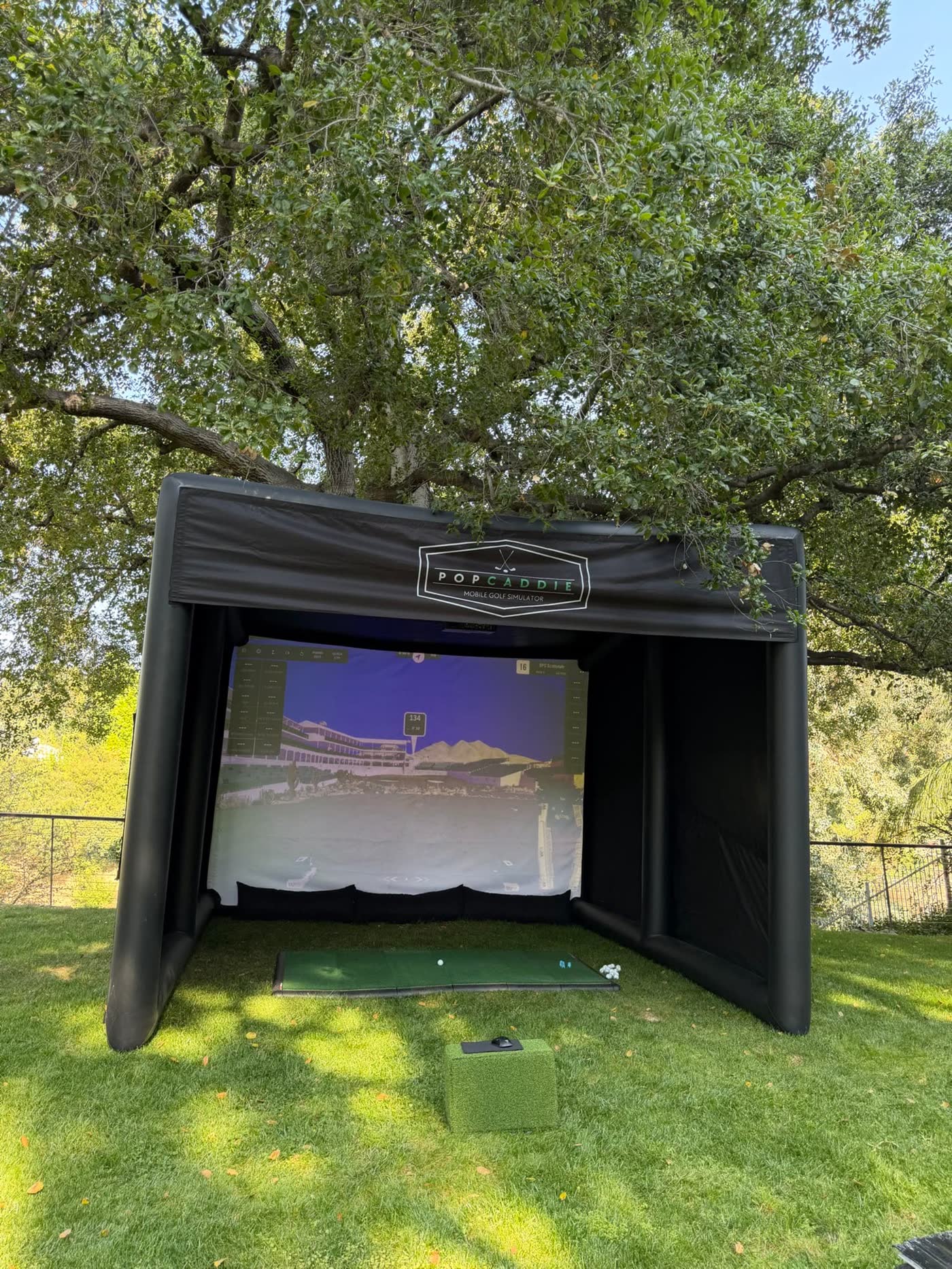 Simulador de golf hinchable en el jardín de una casa (foto de PopCaddie)